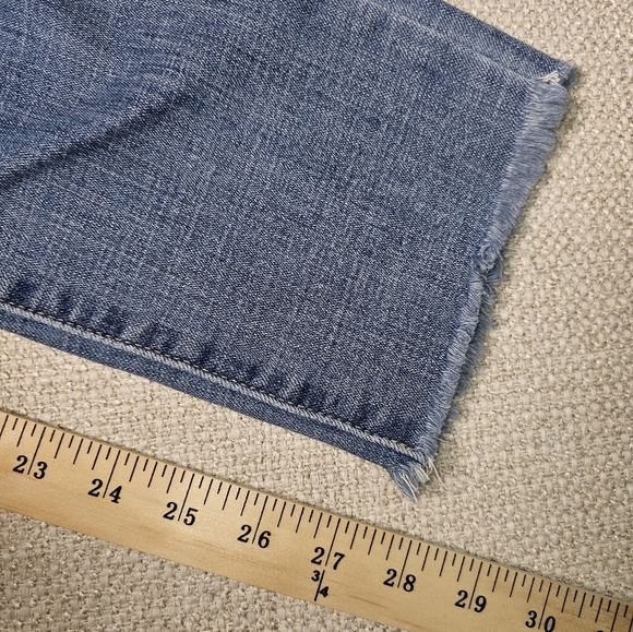 Levis Women's 711 Skinny Jean, Medium Wash, Mid Rise, Freyed Hem Size 33 - Picture 12 of 13